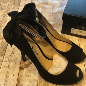 Nina blk satin peep toe pumps w/ ankle strap. Sz 7
